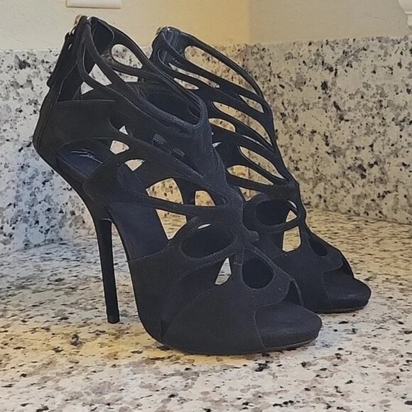 Gorgeous pair of Giuseppe Zanotti Sandals Suede Butterfly Cutout Sandals - Picture 1 of 13